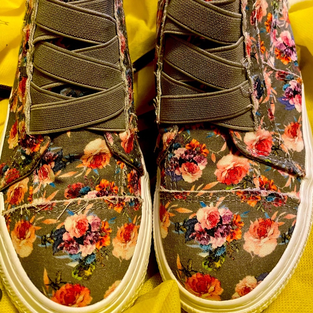 Girls shoe size 5Youth